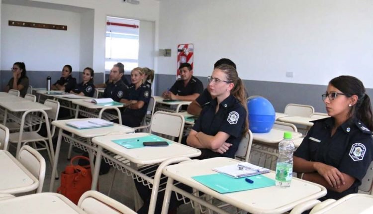 radioone 947 CULMINÓ LA CAPACITACIÓN EN DDHH PARA POLICÍAS